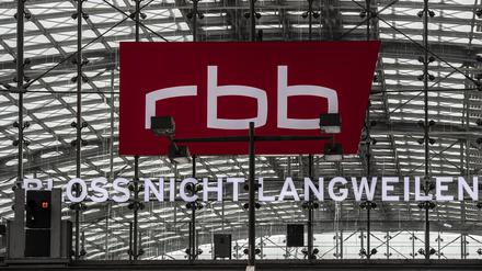 „Bloss nicht langweilen“: Logo und Claim des RBB sind deutlich sichtbar im Berliner Hauptbahnhof.