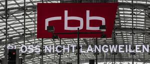 „Bloss nicht langweilen“: Logo und Claim des RBB sind deutlich sichtbar im Berliner Hauptbahnhof.