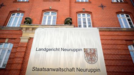 Das Schild vor dem Eingang zum Landgericht und zur Staatsanwaltschaft Neuruppin.