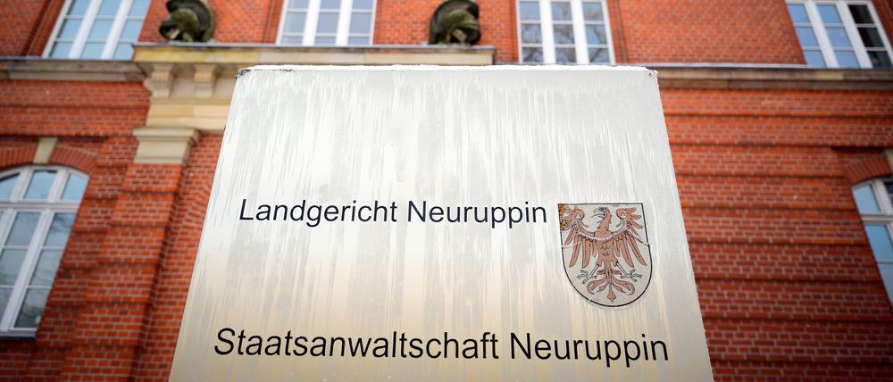 Das Schild vor dem Eingang zum Landgericht und zur Staatsanwaltschaft Neuruppin.