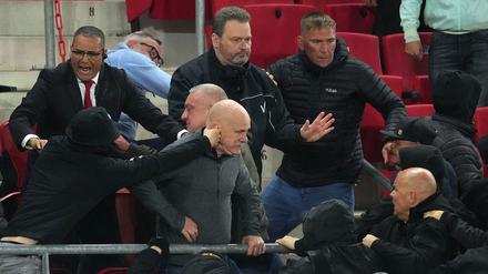 Alkmaar-Fans versuchten den Bereich für der West-Ham-Profis zu stürmen.