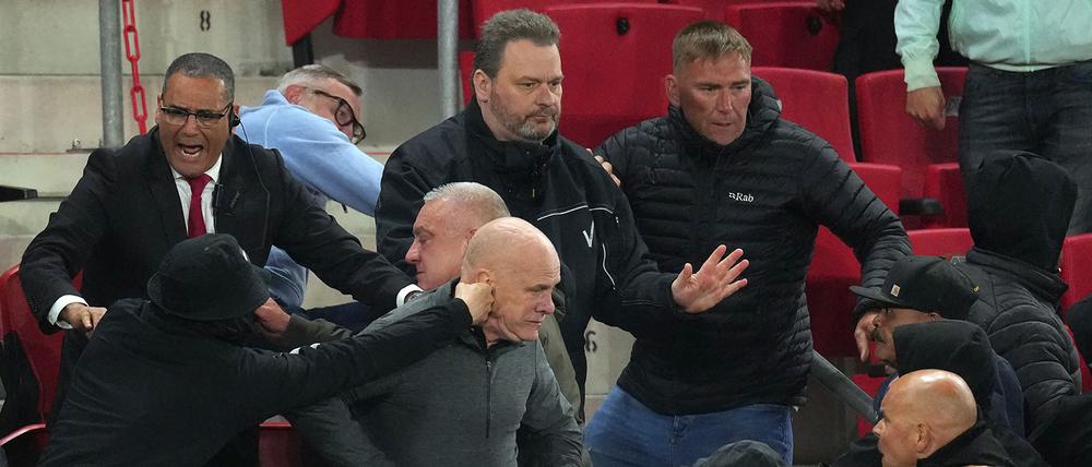 Alkmaar-Fans versuchten den Bereich für der West-Ham-Profis zu stürmen.