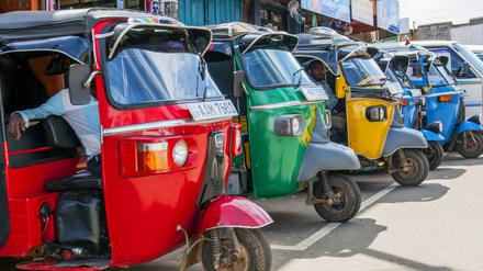 Row of red, green, yello and blue empty tuk-tuks waits for passengers in Sri Lanka. Tuk-tuk is a popular asian transport as taxi. PUBLICATIONxINxGERxSUIxAUTxONLY BEW1CD3CD24

Row of Red Green Yello and Blue Empty Tuk Tuks Waits for Passengers in Sri Lanka Tuk Tuk IS a Popular Asian Transportation As Taxi PUBLICATIONxINxGERxSUIxAUTxONLY BEW1CD3CD24  