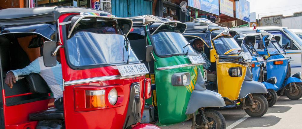 Row of red, green, yello and blue empty tuk-tuks waits for passengers in Sri Lanka. Tuk-tuk is a popular asian transport as taxi. PUBLICATIONxINxGERxSUIxAUTxONLY BEW1CD3CD24
Row of Red Green Yello and Blue Empty Tuk Tuks Waits for Passengers in Sri Lanka Tuk Tuk IS a Popular Asian Transportation As Taxi PUBLICATIONxINxGERxSUIxAUTxONLY BEW1CD3CD24