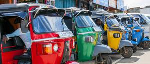 Row of red, green, yello and blue empty tuk-tuks waits for passengers in Sri Lanka. Tuk-tuk is a popular asian transport as taxi. PUBLICATIONxINxGERxSUIxAUTxONLY BEW1CD3CD24

Row of Red Green Yello and Blue Empty Tuk Tuks Waits for Passengers in Sri Lanka Tuk Tuk IS a Popular Asian Transportation As Taxi PUBLICATIONxINxGERxSUIxAUTxONLY BEW1CD3CD24  