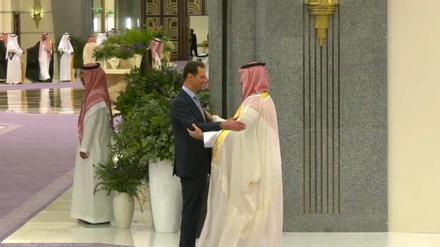 Syriens Präsident Bashar al-Assad wird vom saudischen Kronprinzen Mohammed bin Salman begrüßt.