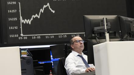 Der Aktienindex DAX auf der Anzeigetafel an der Börse.  