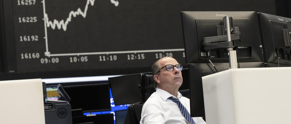 Der Aktienindex DAX auf der Anzeigetafel an der Börse.