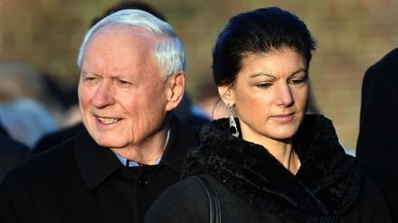 Die Fraktionsvorsitzende der Partei Die Linke im Bundestag, Sahra Wagenknecht, und ihr Mann, Oskar Lafontaine, stehen am 14.01.2018 in Berlin an der Gedenkstätte der Sozialisten auf dem Zentralfriedhof Friedrichsfelde in Berlin im Gedenken an die 1919 ermordeten Kommunistenführer Rosa Luxemburg und Karl Liebknecht. Foto: Britta Pedersen/dpa +++(c) dpa - Bildfunk+++