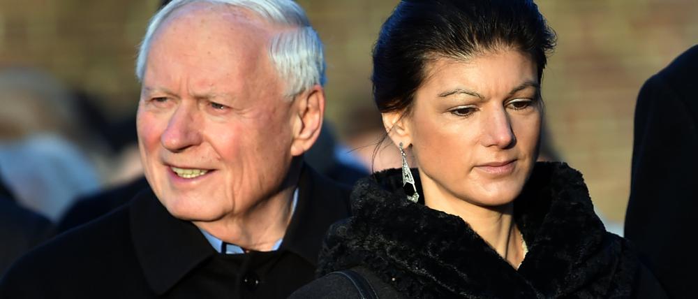 Die Fraktionsvorsitzende der Partei Die Linke im Bundestag, Sahra Wagenknecht, und ihr Mann, Oskar Lafontaine, stehen am 14.01.2018 in Berlin an der Gedenkstätte der Sozialisten auf dem Zentralfriedhof Friedrichsfelde in Berlin im Gedenken an die 1919 ermordeten Kommunistenführer Rosa Luxemburg und Karl Liebknecht. Foto: Britta Pedersen/dpa +++(c) dpa - Bildfunk+++