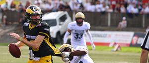 Quarterback Zach Cavanaugh (links) ist den Adlern Berlin treu geblieben nach der letzten Saison.