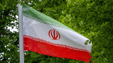 Die Flagge der Islamischen Republik Iran weht im Wind vor der Botschaft des Staates an der Podbielskiallee.