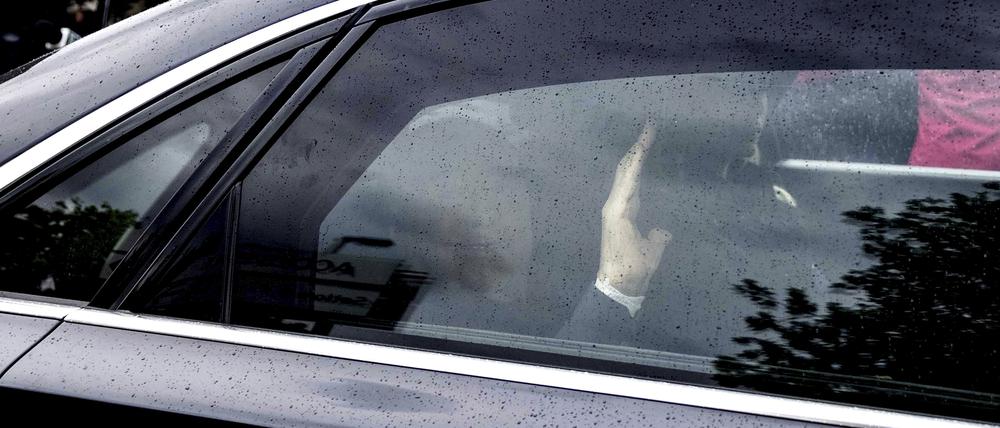 Silvio Berlusconi, ehemaliger Ministerpräsident von Italien, winkt, während sein Auto an Fotografen und Reportern vorbeifährt, als er das Krankenhaus San Raffaele verlässt.