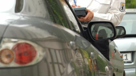 Eine Mitarbeiterin (Martina Radtke) des Ordnungsamts Berlin Wilmersdorf-Charlottenburg schreibt einen Strafzettel. Ticket, Knöllchen, Kiezstreife, Falschparken, Parken, Parkraumbewirtschaftung, Ordnungsamt Foto: Kai-Uwe Heinrich