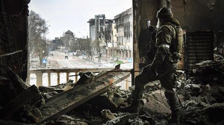 Ein russischer Soldat in Mariupol im April 2022.