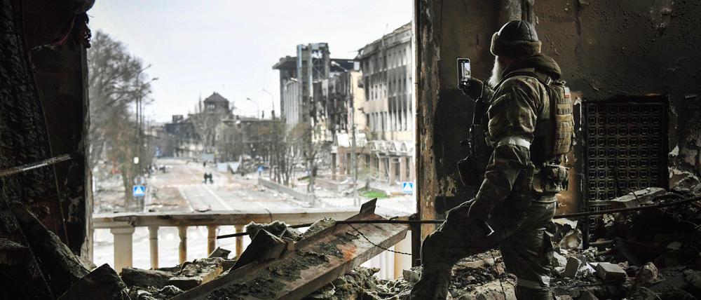 Ein russischer Soldat in Mariupol im April 2022.