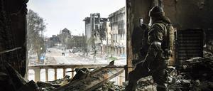 Ein russischer Soldat in Mariupol im April 2022.