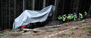 Einsatzkräfte des Bergrettungsdienstes arbeiten nach dem Absturz einer Seilbahngondel an der Unfallstelle.