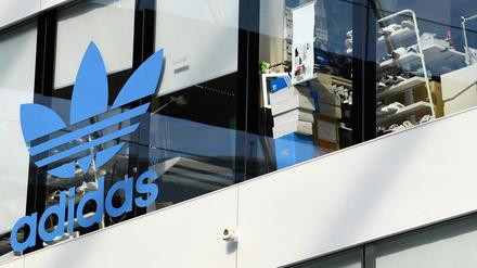 Der Sporthersteller Adidas erwägt einen Abbau von bis zu 500 Jobs in seiner Firmenzentrale in Herzogenaurach.