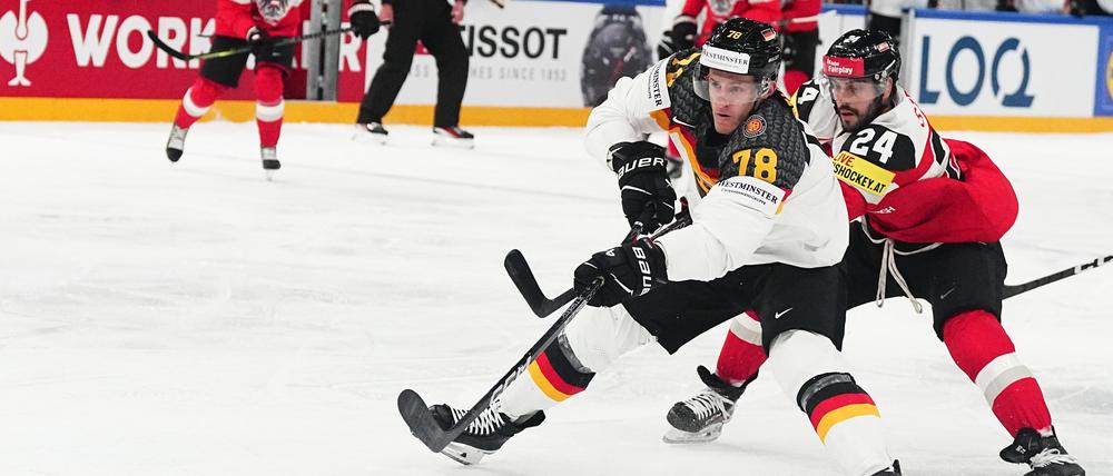 WM, Vorrunde, Gruppe A, Gruppenspielrunde, Österreich - Deutschland: Nico Sturm (M) aus Deutschland erzielt das Tor zum 1:0.