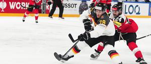 WM, Vorrunde, Gruppe A, Gruppenspielrunde, Österreich - Deutschland: Nico Sturm (M) aus Deutschland erzielt das Tor zum 1:0.