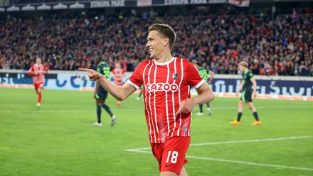 Freiburgs Nils Petersen feiert seinen Treffer.