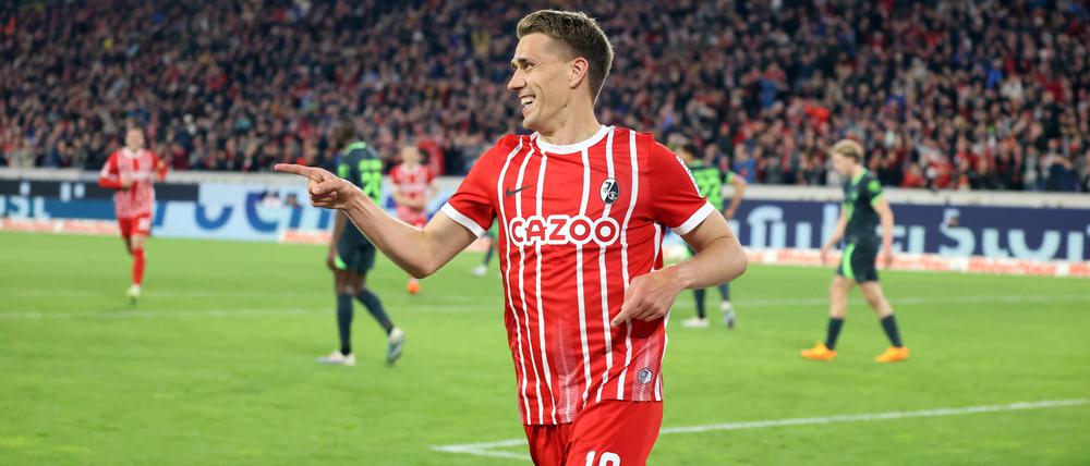 Freiburgs Nils Petersen feiert seinen Treffer.