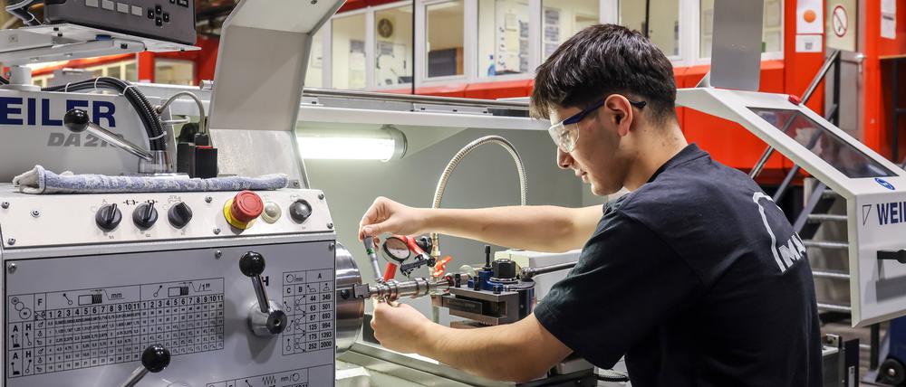 Um einen Metallberuf anzusteuern, muss man erstmal wissen, dass es Metallberufe überhaupt gibt. Das neue Pflichtschuljahr soll diese Orientierung bringen.