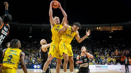 Gerade bei Luke Sikma (mit Ball) und Maodo Lo (rechts daneben) läuft es bisher in der Serie gegen Ulm überhaupt nicht.