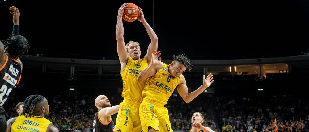 Gerade bei Luke Sikma (mit Ball) und Maodo Lo (rechts daneben) läuft es bisher in der Serie gegen Ulm überhaupt nicht.