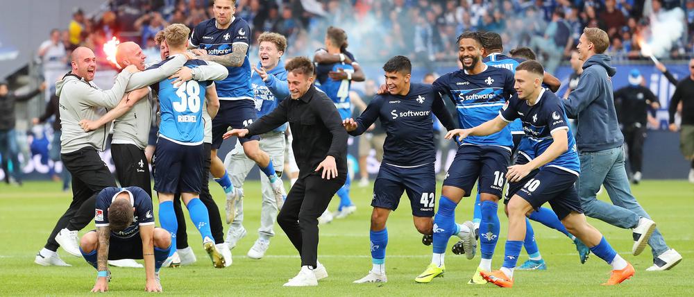 So sehen Aufsteiger aus. Spieler und Trainer des SV Darmstadt 98 feiern nach dem 1:0 gegen Magdeburg die Rückkehr ins Fußball-Oberhaus.