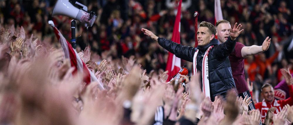 Nils Petersen genießt das Bad in der Menge.