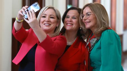 Siegessichere Pose von Sinn Féin-Vizepräsidentin O’Neill, Parteichefin McDonald und der Abgeordneten Black.