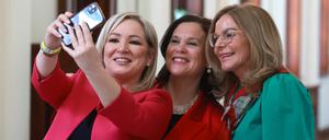 Siegessichere Pose von Sinn Féin-Vizepräsidentin O’Neill, Parteichefin McDonald und der Abgeordneten Black.