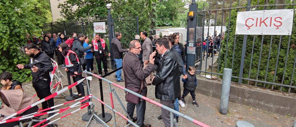 Schlangen vor dem Generalkonsulat in Berlin.