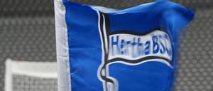 20.05.2023, Berlin: Fußball: Bundesliga, Hertha BSC - VfL Bochum, 33. Spieltag, Olympiastadion: Die Eckfahne mit dem Logo von Hertha BSC flattert vor Spielbeginn im Wind (Langzeitbelichtung). Foto: Soeren Stache/dpa - WICHTIGER HINWEIS: Gemäß den Vorgaben der DFL Deutsche Fußball Liga bzw. des DFB Deutscher Fußball-Bund ist es untersagt, in dem Stadion und/oder vom Spiel angefertigte Fotoaufnahmen in Form von Sequenzbildern und/oder videoähnlichen Fotostrecken zu verwerten bzw. verwerten zu lassen. +++ dpa-Bildfunk +++