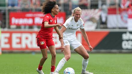 Amira Arfaoui (l.) gelang mit Bayer Leverkusen eine Überraschung gegen die Bayern mit Maximiliane Rall.
