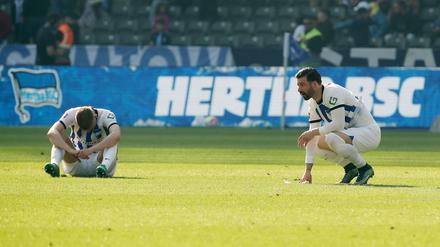Der Schock sitzt tief nach dem späten Ausgleich: Marton Dardai (l.) und Marvin Plattenhardt.