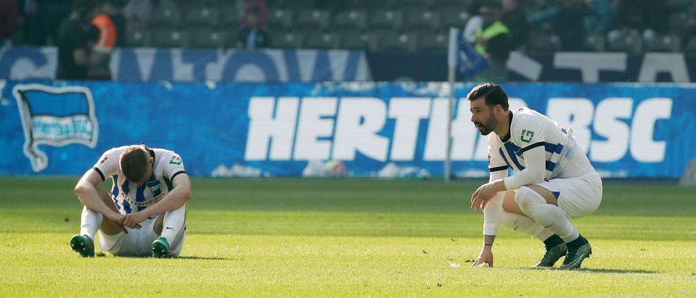 Der Schock sitzt tief nach dem späten Ausgleich: Marton Dardai (l.) und Marvin Plattenhardt.