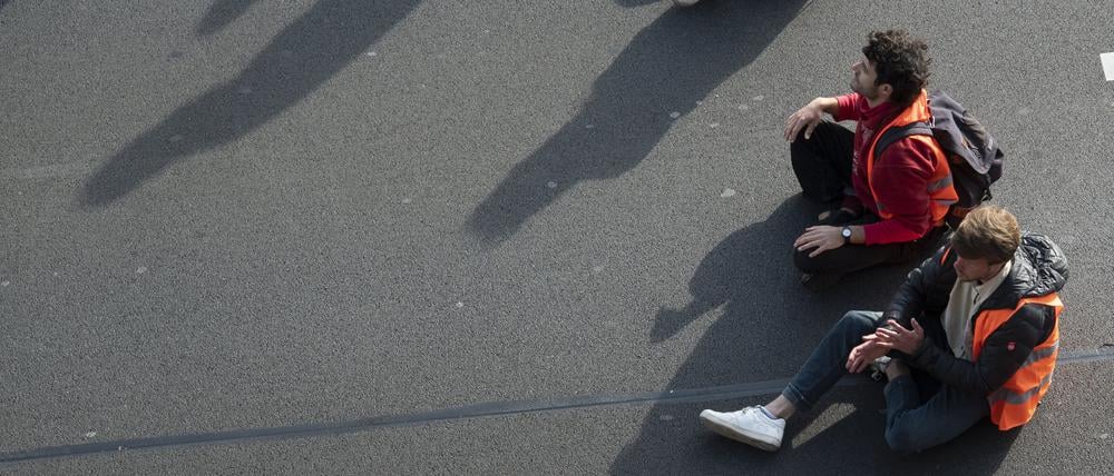 19.05.2023, Berlin: Aktivisten der Gruppe Letzte Generation sitzen bei einer Blockade auf der Stadtautobahn A100 unweit des Kurfürstendamm auf der Straße. Foto: Paul Zinken/dpa +++ dpa-Bildfunk +++