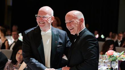 Markus Voigt (l), VBKI-Präsident, beglückwünscht Kai Wegner (CDU), Regierender Bürgermeister von Berlin, nach dessen Rede zum Ball der Wirtschaft vom Verein Berliner Kaufleute und Industrieller (VBKI).