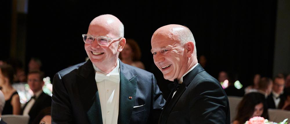 Markus Voigt (l), VBKI-Präsident, beglückwünscht Kai Wegner (CDU), Regierender Bürgermeister von Berlin, nach dessen Rede zum Ball der Wirtschaft vom Verein Berliner Kaufleute und Industrieller (VBKI).