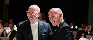 Markus Voigt (l), VBKI-Präsident, beglückwünscht Kai Wegner (CDU), Regierender Bürgermeister von Berlin, nach dessen Rede zum Ball der Wirtschaft vom Verein Berliner Kaufleute und Industrieller (VBKI).