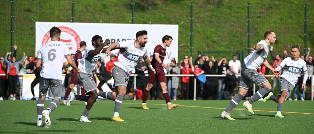 Hier jubeln Spartas Spieler im Pokalhalbfinale gegen den BFC Dynamo. Nun sind sie in die Oberliga aufgestiegen.  