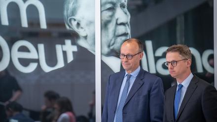 Friedrich Merz und Carsten Linnemann zur Vorstellung der Mitgliederumfrage zum Grundsatzprogramm der CDU (Archivbild)