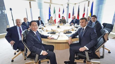 Die Staats- und Regierungschefs der G7-Länder mit dem ukrainischen Präsidenten Wolodymyr Selenskyj und EU-Chefin Ursula von der Leyen.