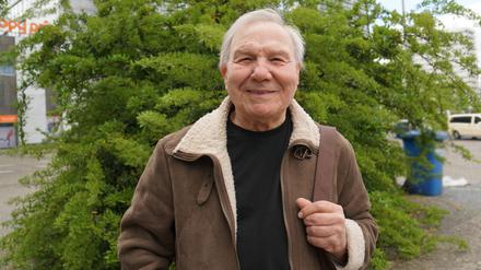 Hans Alexander Kaleyta arbeitet mit 87 Jahren noch als Zeitungszusteller im Berliner Westend.