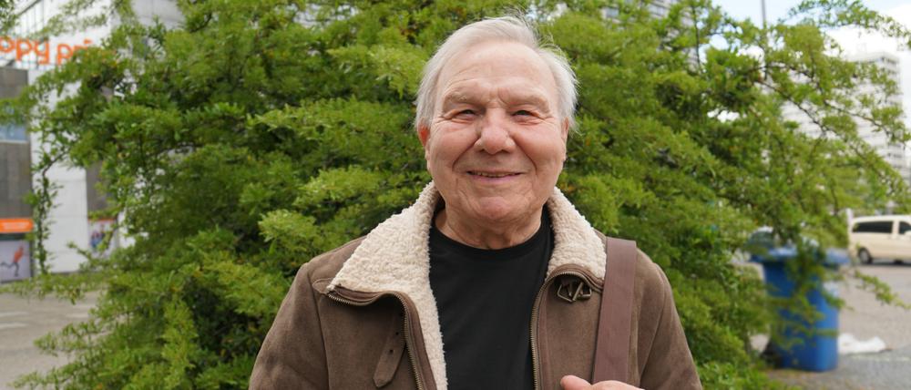 Hans Alexander Kaleyta arbeitet mit 87 Jahren noch als Zeitungszusteller im Berliner Westend.