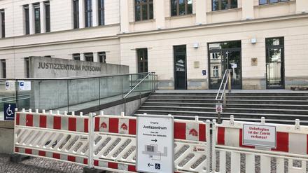 Sicherheitsschleuse für Justizzentrum. Derzeit ist wegen der notwendigen Baustelle der Vordereingang blockiert. 