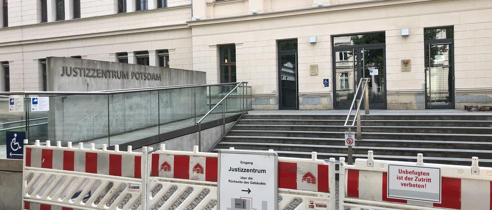 Sicherheitsschleuse für Justizzentrum. Derzeit ist wegen der notwendigen Baustelle der Vordereingang blockiert.